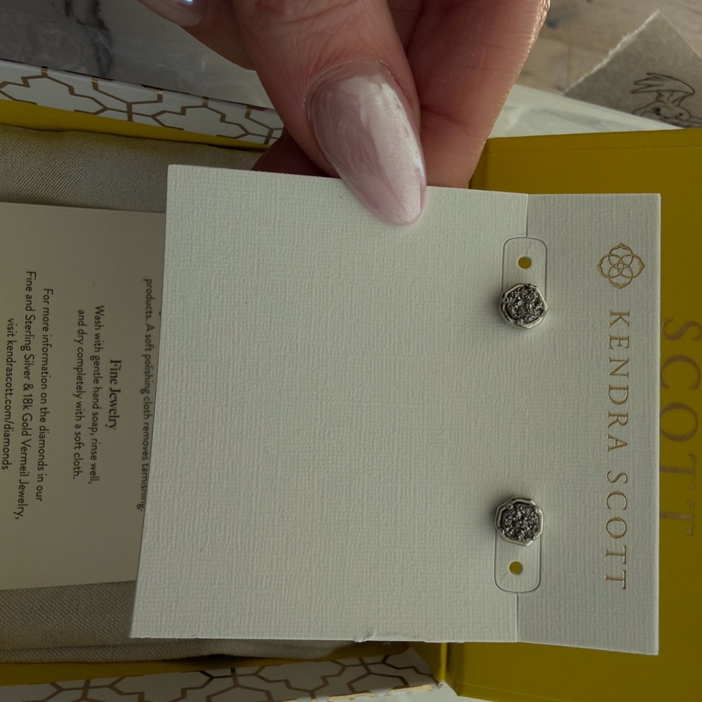 KENDRA SCOTT NOLA SILVER STUD EARRINGS IN PLATINUM DRUSY - Picture 2 of 2